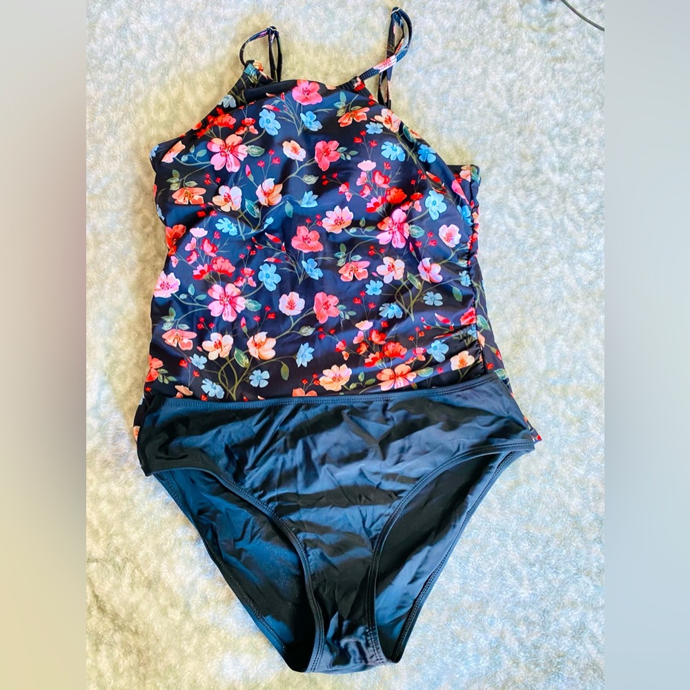 TEMPT ME L FLORAL ON BLACK TANKINI. RUCHING ON SIDES OF TOP NWOT